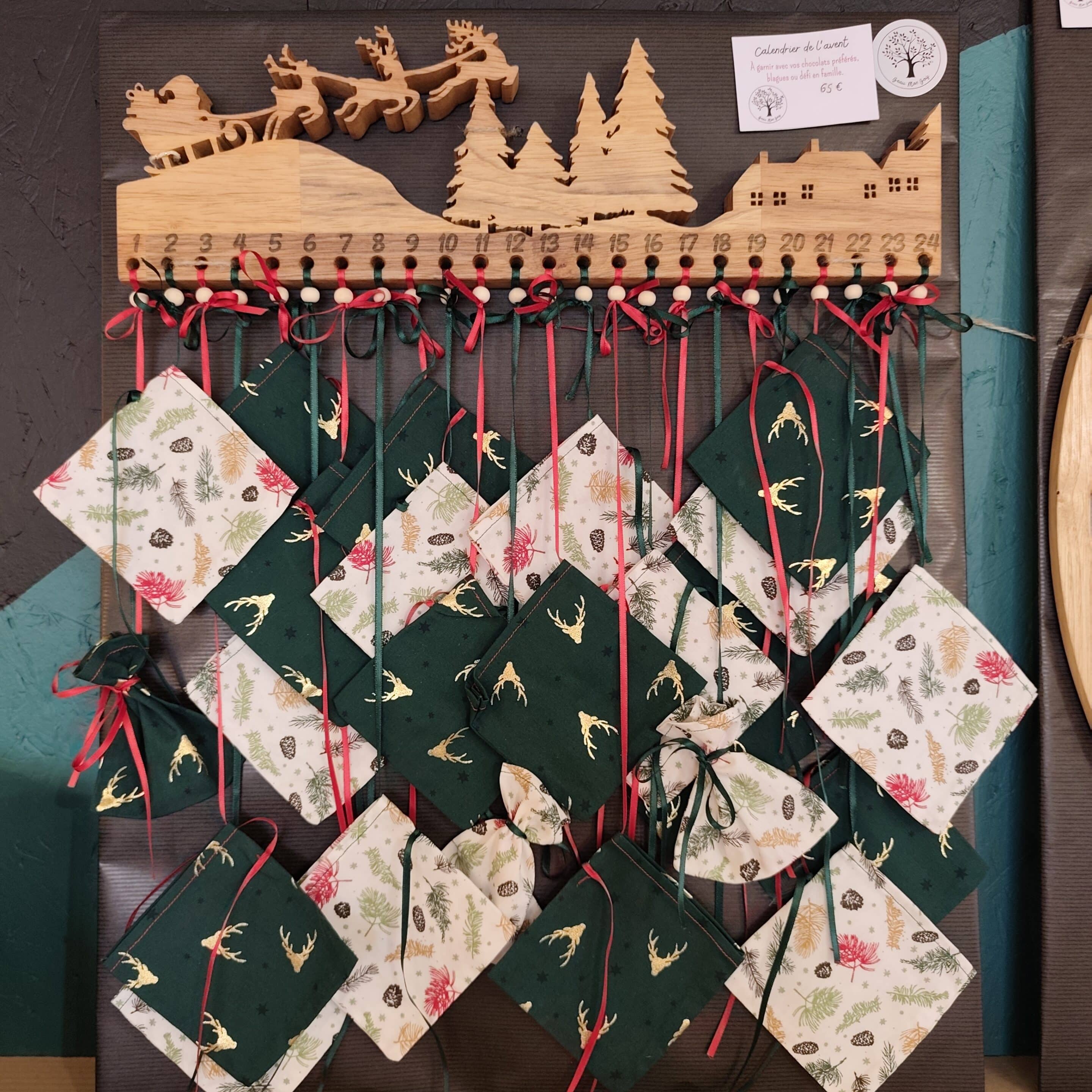 calendrier de l'avent artisanal en bois et tissus fait main avec amour